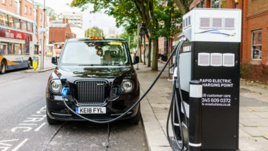 מונית חשמלית בזמן טעינה באנגליה