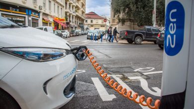 רכב חשמלי מחובר לעמדת טעינה בניס שבצרפת