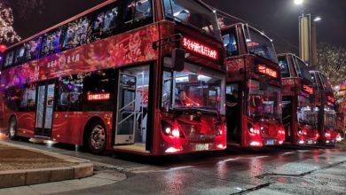 צי אוטובוסים חשמליים אדומים של BYD