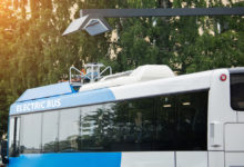 אוטובוס חשמלי נמצא ליד תחנת טעינה