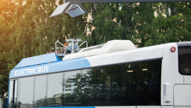 אוטובוס חשמלי נמצא ליד תחנת טעינה