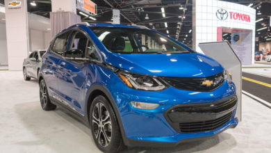 שברולט בולט כחולה בתצוגת רכב