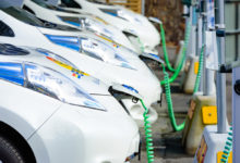 מספר רכבי ניסאן ליף מחוברים לעמדת טעינה לרכב חשמלי