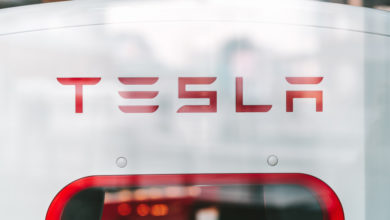 הלוגו של טסלה מופיע על סופרצ׳רג׳ר