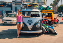 אישה עומדת ליד ואן היפי של פולקסווגן