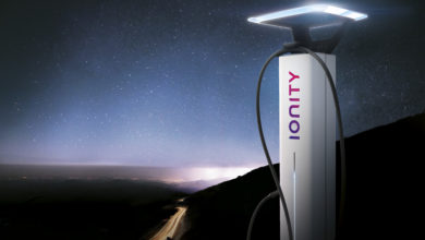 עמד טעינה חדשנית של חברת Ionity מוארת בלילה