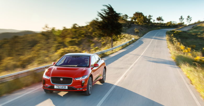 יגואר אי-פייס אדומה על הכביש