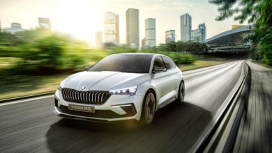 עיצוב של סקודה ויז׳ן RS לבנה נוסעת על כביש