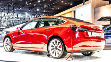 טסלה מודל 3 אדומה בתערוכת רכב בבריסל