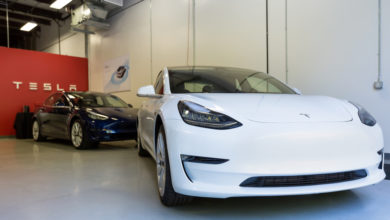 טסלה מודל 3 בצבע לבן בסוכנות