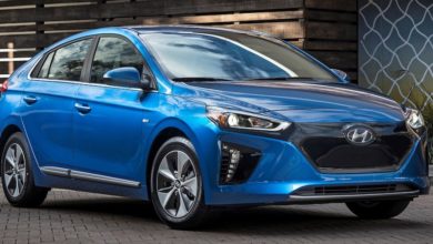 יונדאי איוניק חשמלית כחולה ברחוב