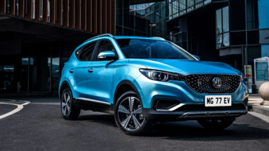 הרכב החשמלי החדש מבית MG בצבע כחול על הכביש