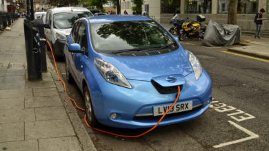 ניסאן ליף בצבע כחול בהיר מחוברת לעמדת טעינה