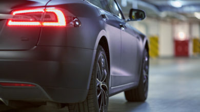 צילום אחורי של טסלה מודל S שחורה