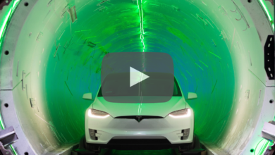 טסלה מודל S במנהרה של BoCo מוארת באורות ירוקים