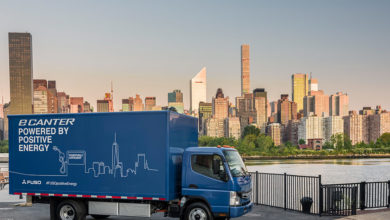 משאית חשמלית כחולה