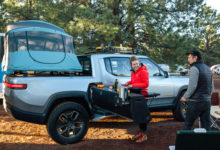 הטנדר החשמלי של Rivian עם מטבח למטיילים