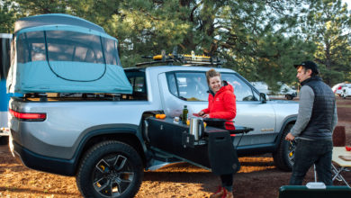 הטנדר החשמלי של Rivian עם מטבח למטיילים