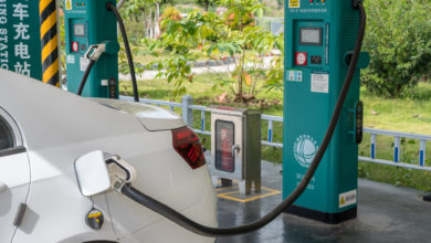 רכב חשמלי מחובר לעמדת טעינה בסין