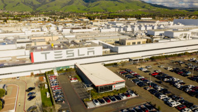 מבט מהאוויר על מפעל טסלה בפרימונט קליפורניה