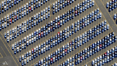 מבט מהאוויר על מגרש רכבים