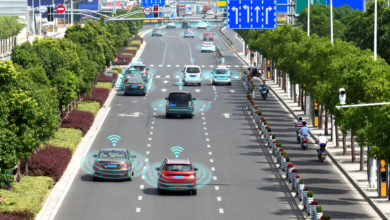 הדמיה של רכבים אוטונומים נוסעים על כביש בעיר