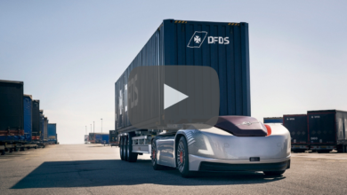 משאית אוטונומית חשמלי בלי תא נהג של חברת וולוו עם קונטיינר