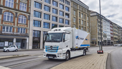 משאית חשמלית בצבע לבן של מרצדס נוסעת בכבישי המבורג