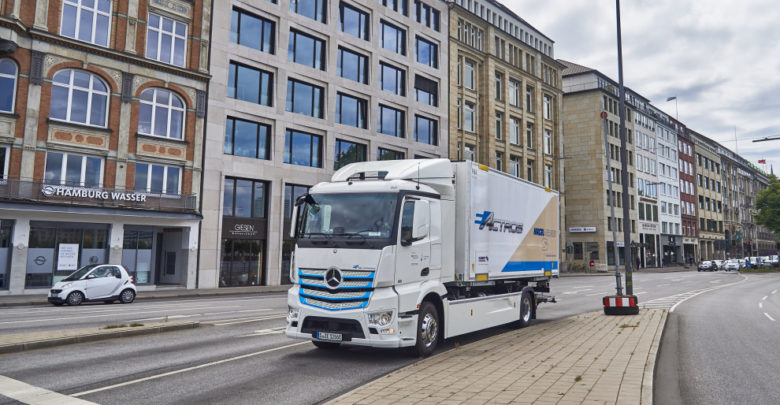 משאית חשמלית בצבע לבן של מרצדס נוסעת בכבישי המבורג