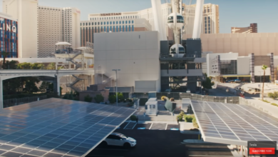 פאנלים סולאריים מותקנים מעל עמדות טעינה של טסלה בלאס וגאס