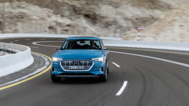 אאודי אי-טרון חשמלית כחולה בנסיעה על כביש מתפתל