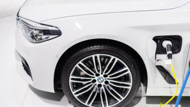 מבט על קדמת רכב BMW שמחובר לחשמל