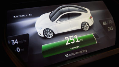 מסך של רכב טסלה מודל S מציג שנשאר לרכב 251 מייל לנסיעה לפי מצד הסוללה