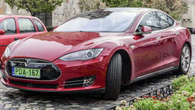 טסלה מודל 3 בצבע אדום-בורדו ברחובות בודפסט הונגריה