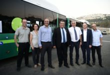 מימין עופר איובי יועץ ראש העיר ירושלים, חבר המועצה דוד זוהר מחזיק תיק התחבורה בעיריית ירושלים, מנהל מחוז ירושלים שוני גולדברג, ראש העיר ירושלים משה ליאון, אבי פרידמן יו"ר אגד, נעה אבירם מנהל אגף בכיר בתחבורה הציבורית, הרשות הארצית לתחבורה ציבורית עומדים שכשמאחוריהם אוטובוס חשמלי של אגד