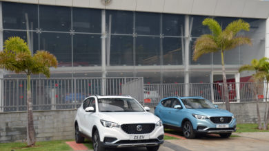 שני רכבים חשמליים של MG חונים