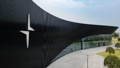 לוגו של מותג הרכב החשמלי פולסטא על קיר שחור במפעל בסין