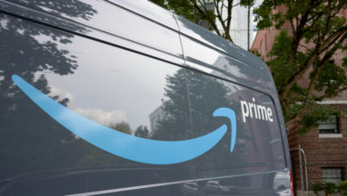 לוגו של אמזון פריים על ואן שחור של אמזון בפורטלנד ארצות הברית