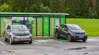 שני רכבי BMW i3 חשמליים נטענים כשברקע דשא ועצים ירוקים בנורווגיה