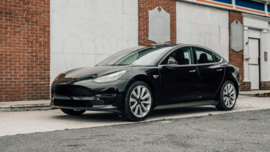 טסלה מוגל 3 שחורה חונה