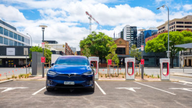 רכב טסלה מודל X בתחנת עמדות טעינה באוסטרליה