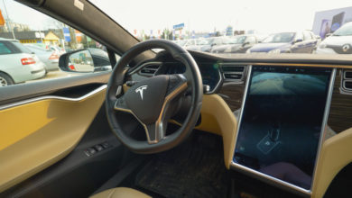 תא הנהג של רכב טסלה