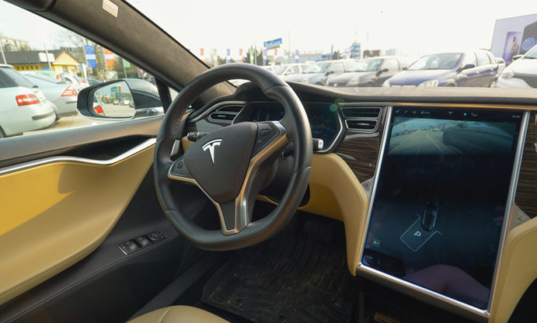 תא הנהג של רכב טסלה