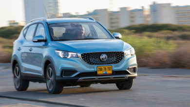 MG ZS EV חשמלית בצבע תכלת נוסעת על כביש בישראל