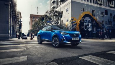 פג׳ו חשמלית כחולה בכביש באמצע העיר