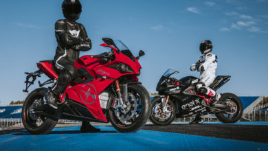 שני אופנועים חשמליים של Energica Motor עומדים על הכביש