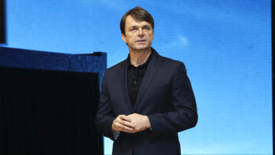 מייק מאנלי, מנכ"ל פיאט-קרייזלר על רקע כחול