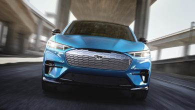 פורד מוסטנג מאך E החשמלית בצבע תכלת נוסעת על כביש מבט מקדמת הרכב