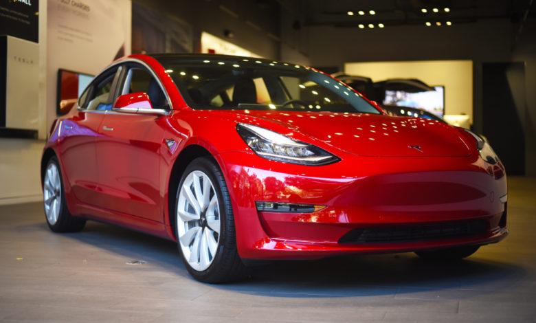 טסלה מודל 3 אדומה בסוכנות רכבים בקליפורניה ארצות הברית