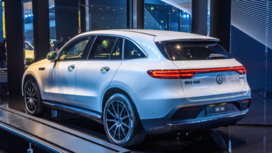 מרצדס EQC לבנה במבט מאחור חשמלית בתערוכת פרנקפורט